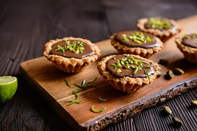 Tartelettes au chocolat, pistaches et citron vert