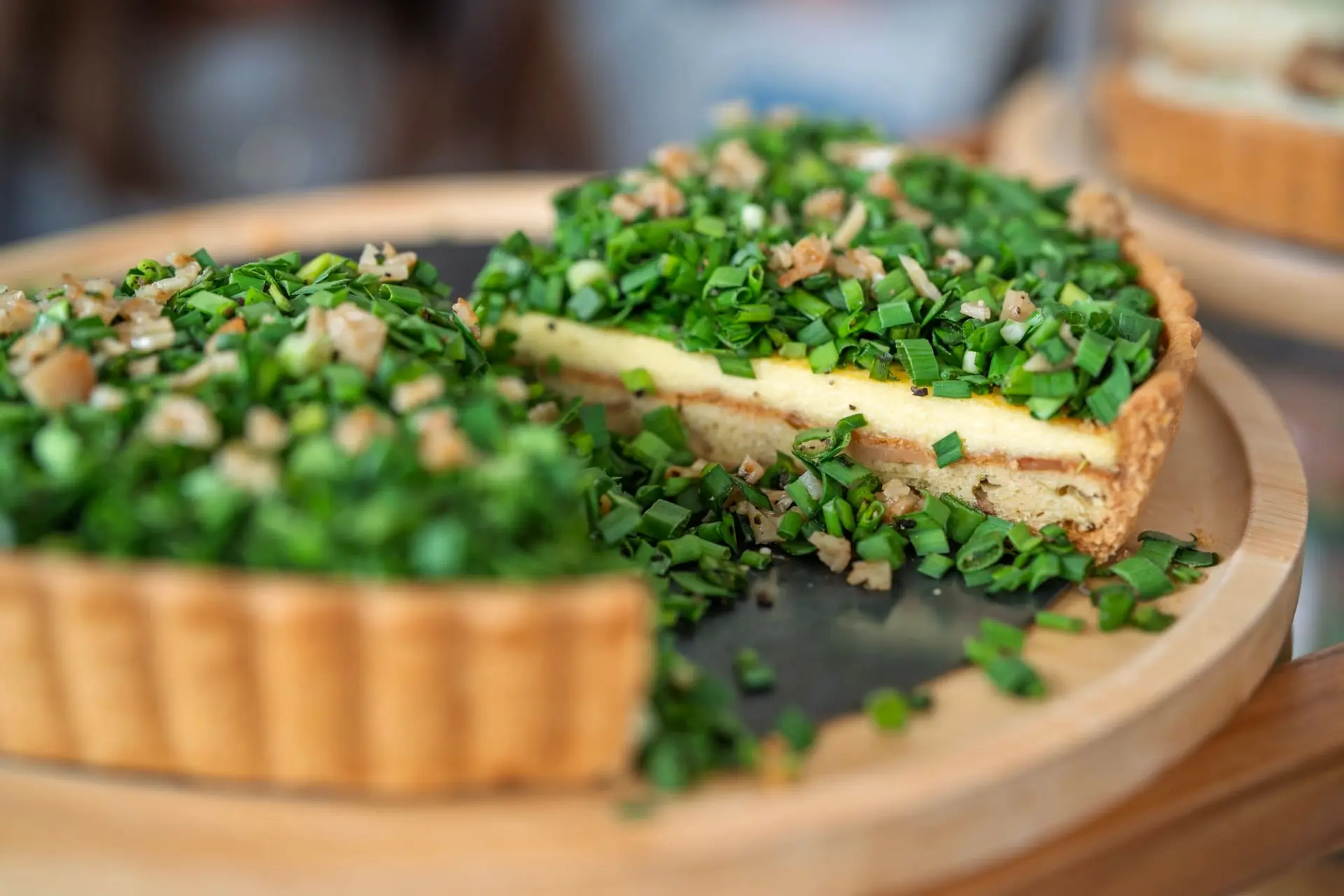 Tarte au gruyère et poireaux, poulet confit et jambon