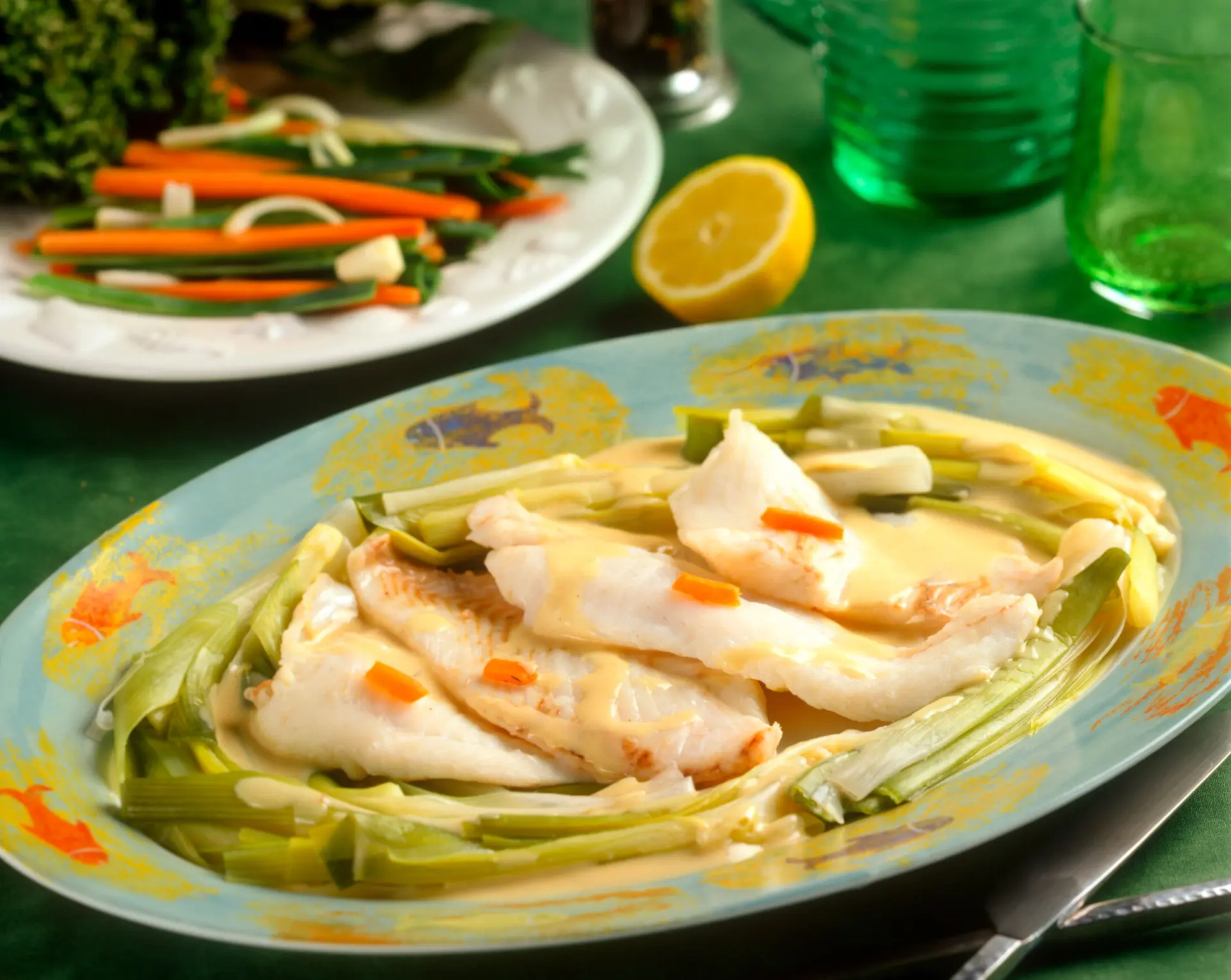 Filet de turbot cuit à la vapeur sur un lit de poireaux