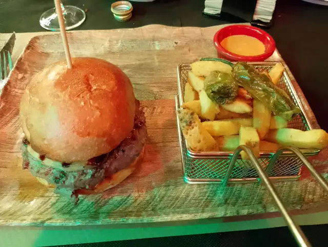 Burger au foie gras, fromage de chèvre et oignons caramélisés