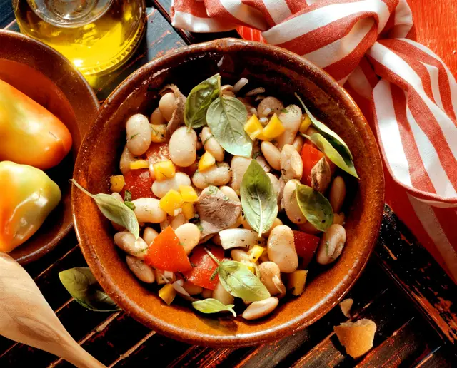 Salade d'agneau basque aux haricots blancs et basilic