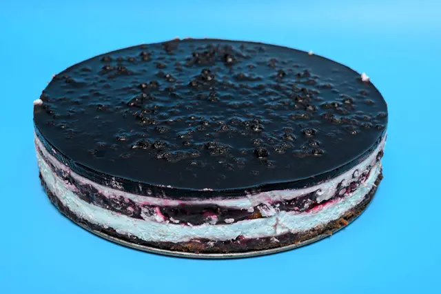 Gâteau à la crème de mascarpone, confiture et gelée de cassis