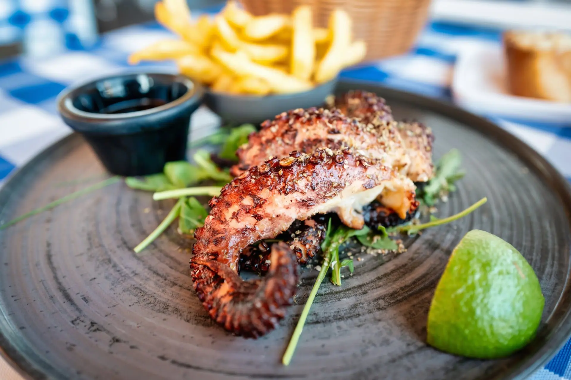 Poulpe grillé avec roquette et citron vert