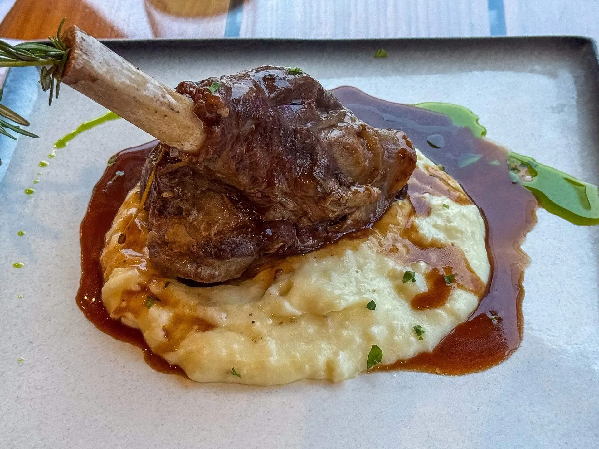 Jarret d’agneau avec purée de pommes de terre