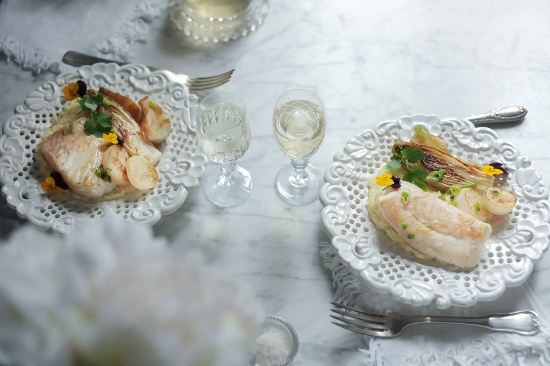 Turbot poêlé, crème de panais, légumes grillés et fleurs comestibles