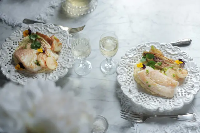 Turbot poêlé, crème de panais, légumes grillés et fleurs comestibles