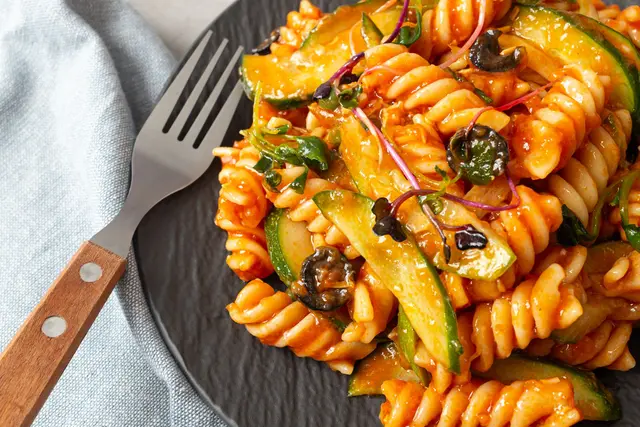 Salade de pâtes fusilli, courgettes, olives, à la sauce tomate