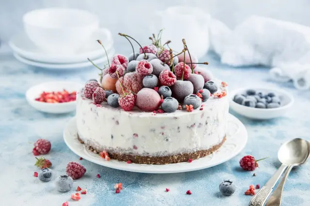 Gâteau de glace à la vanille avec des fruits surgelés