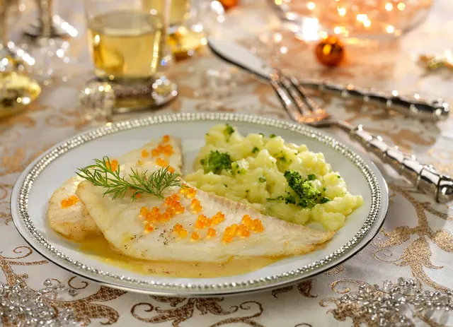 Filet de turbot sauce sabayon aux œufs de saumon, purée de pomme de terre aux brocolis