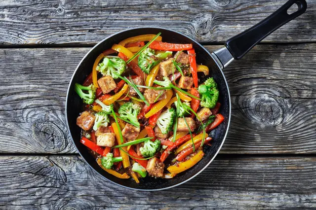 Kung pao tofu aux poivrons mélangés, brocoli et oignons verts