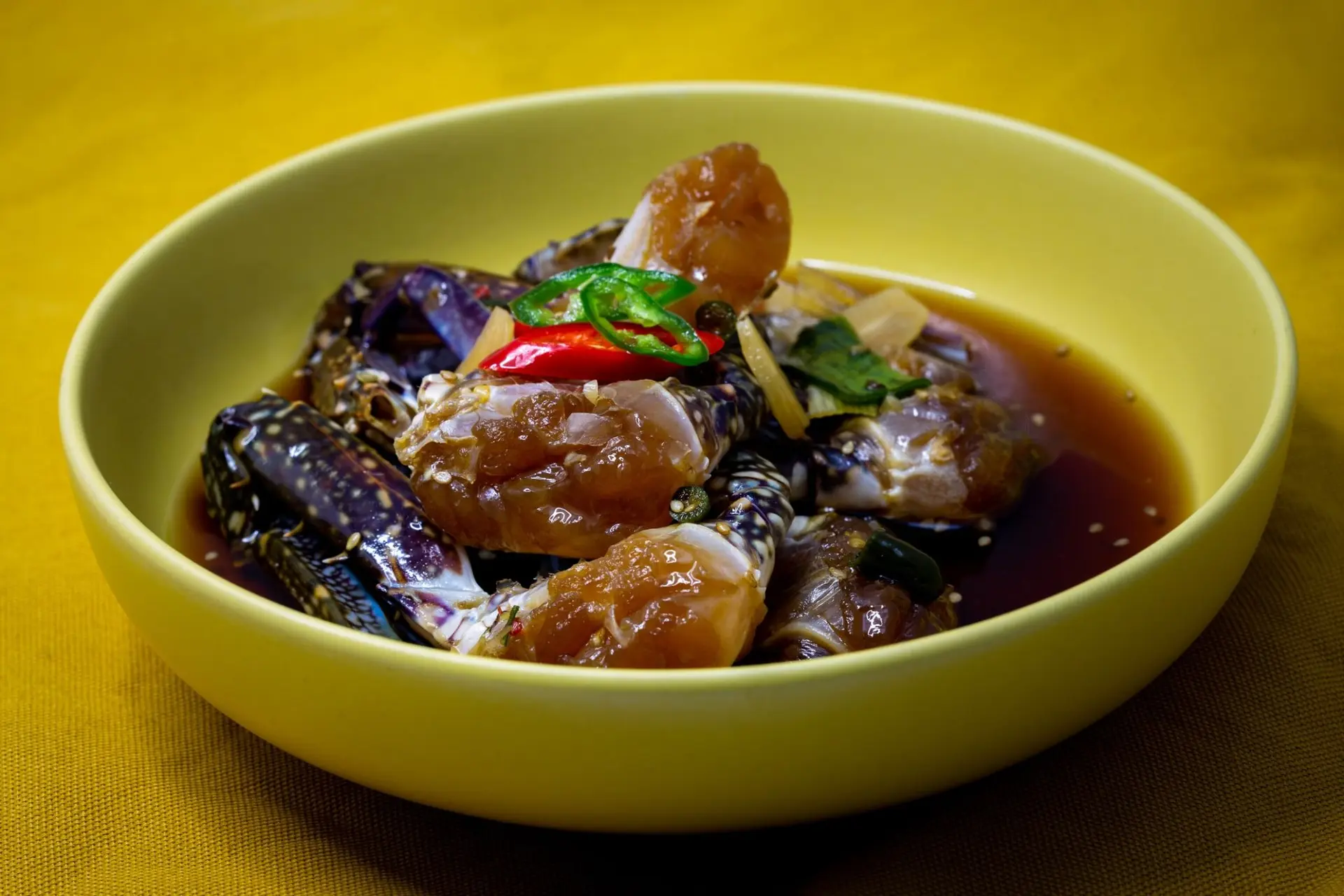 Crabes marinés dans de la sauce soja