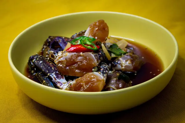 Crabes marinés dans de la sauce soja
