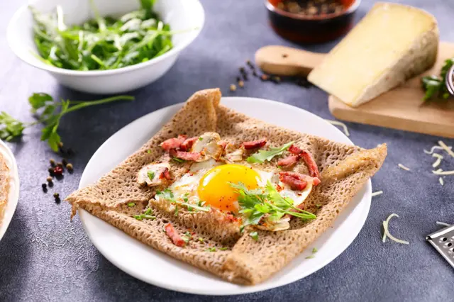 Galette bretonne sarrasin avec œuf, lardon et crème