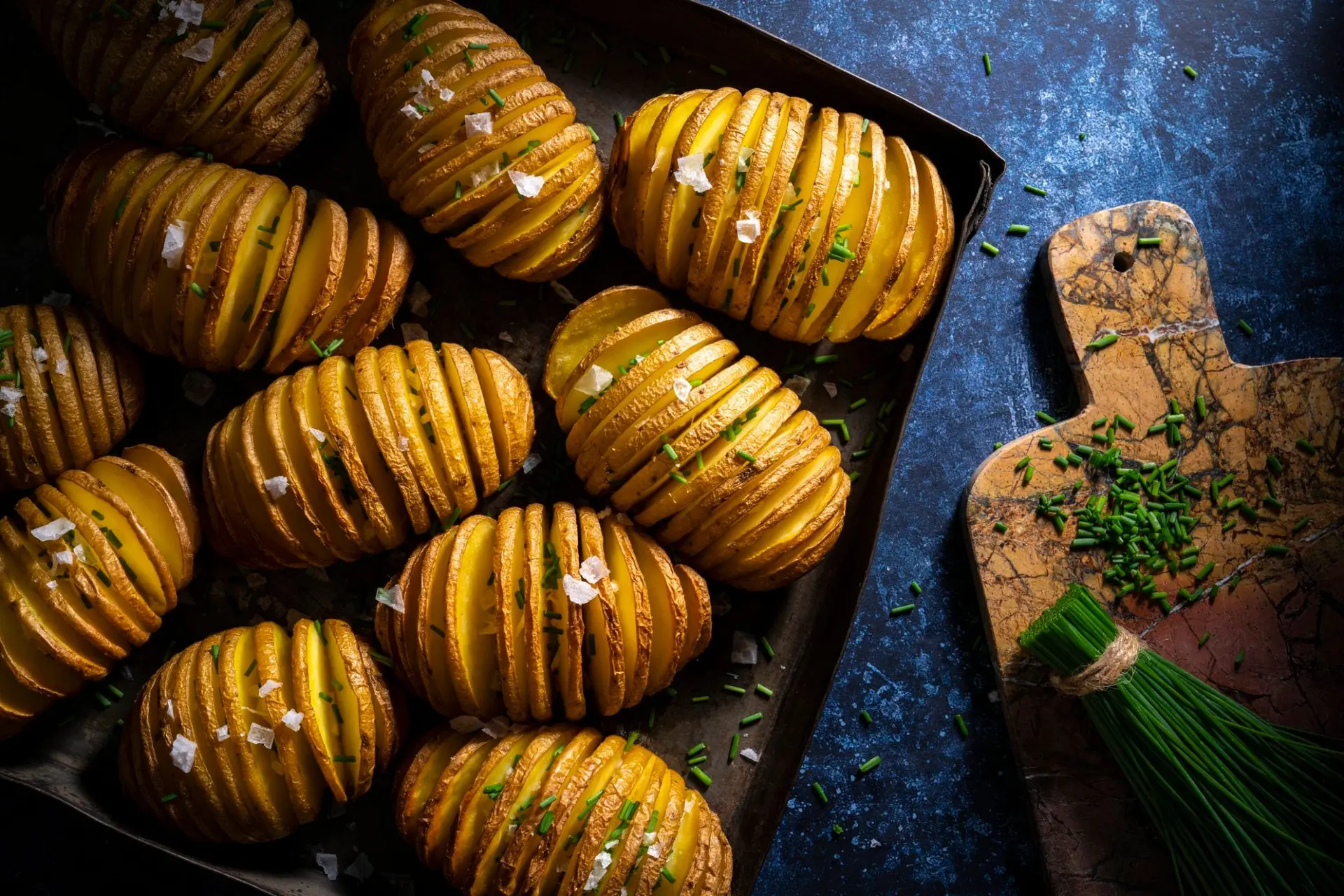 Pommes de terre Hasselback rôties au four, sel et ciboulette