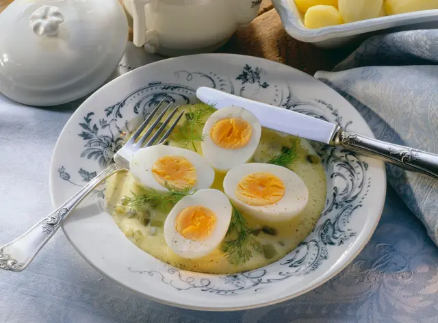 Œufs à la sauce moutarde garnis d'aneth