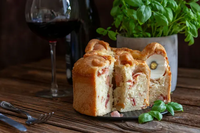 Casatiello napolitain, pain de Pâques farci au salami au fromage et aux œufs