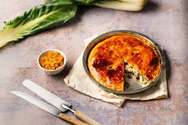 Tourte aux blettes, sardines et raisins secs