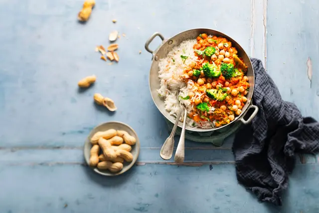Ragoût de pois chiches et brocolis au beurre de cacahuète, servi avec riz basmati