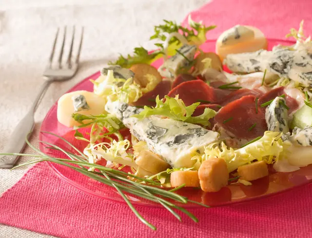 Salade de magret de canard fumé, roquefort et pommes de terre