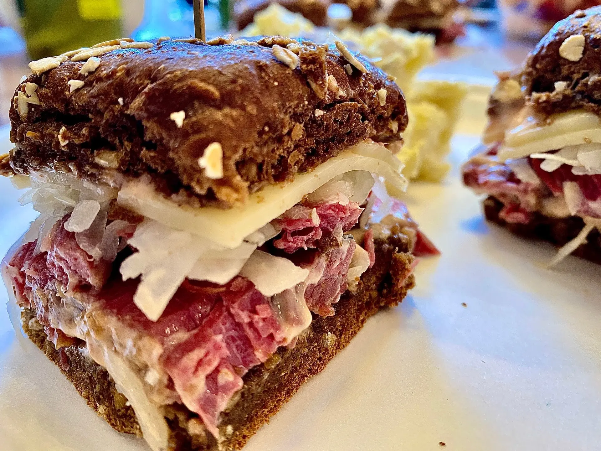 Guinness corned beef Reuben sliders (mini sandwiches au corned beef)