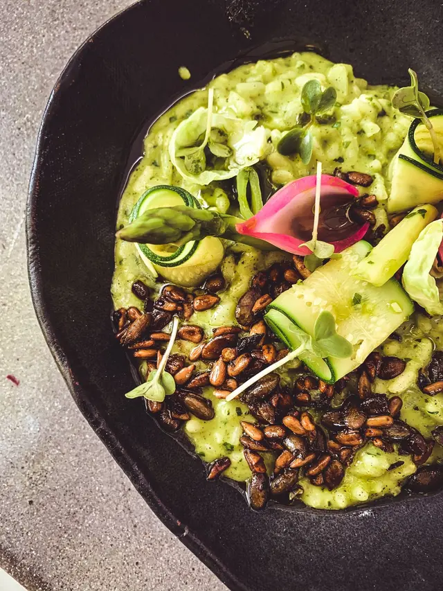 Risotto à la courgette, la roquette, aux graines grillées et asperges