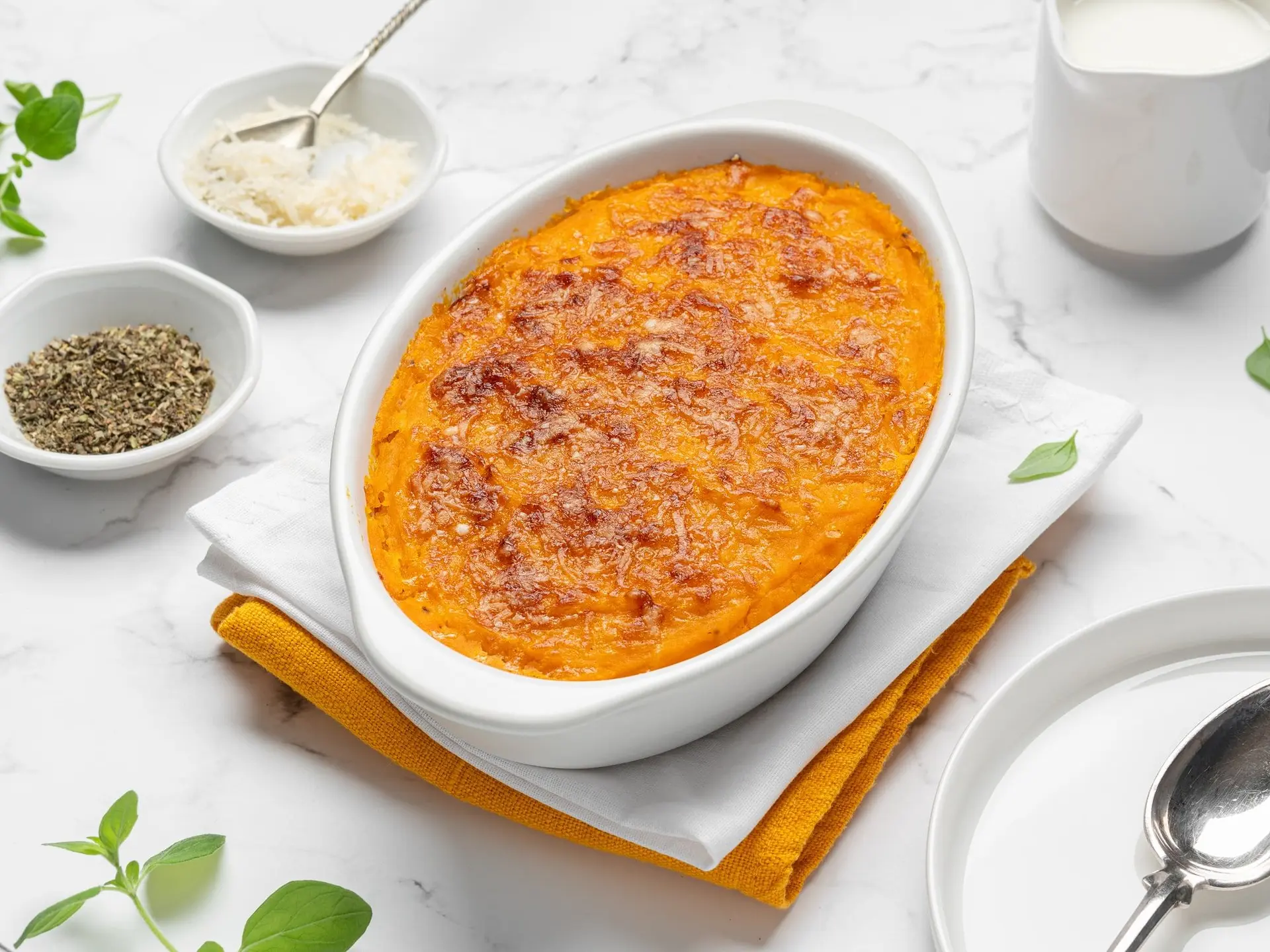 Gratin de citrouille dorée (patate douce, carotte) avec garniture de fromage fondu