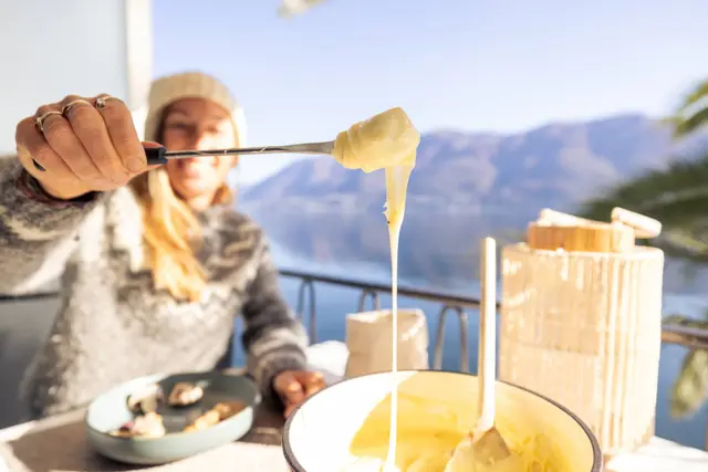 La grande bataille des services à fondue : électrique vs traditionnel – guide pour accomplir un choix essentiel