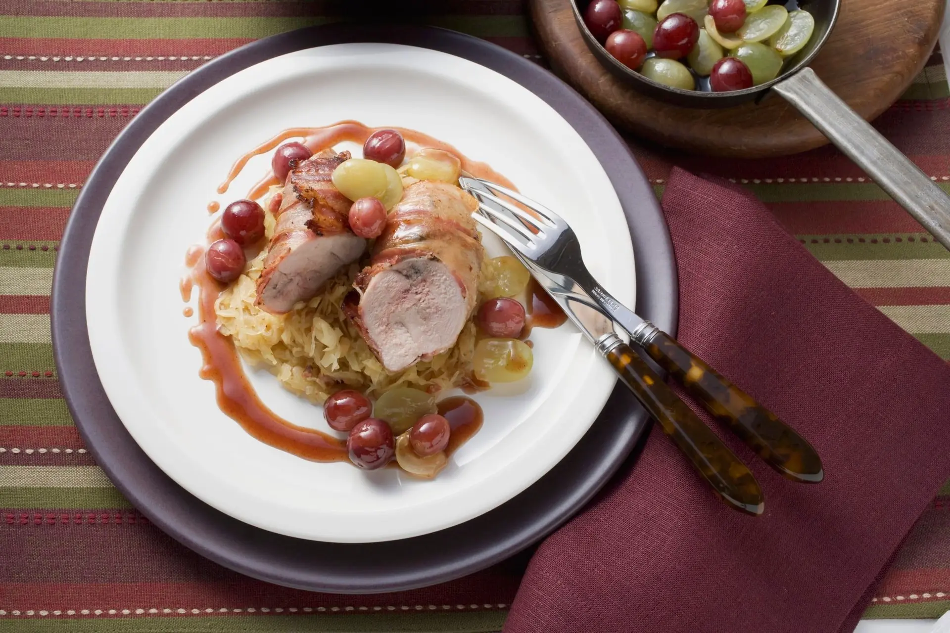 Poitrine de faisan avec bacon, choucroute et raisins