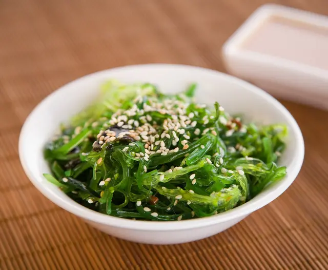 Salade d'algues wakamé et sésame