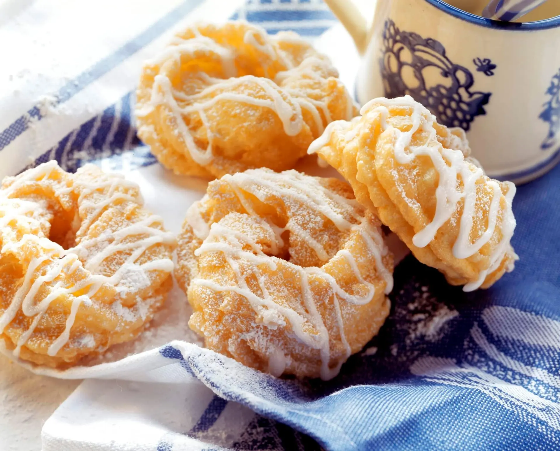 Beignets avec glaçage et sucre glace
