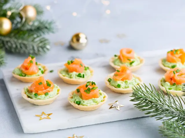 Canapés avec fromage, à la crème d’avocat et au saumon fumé