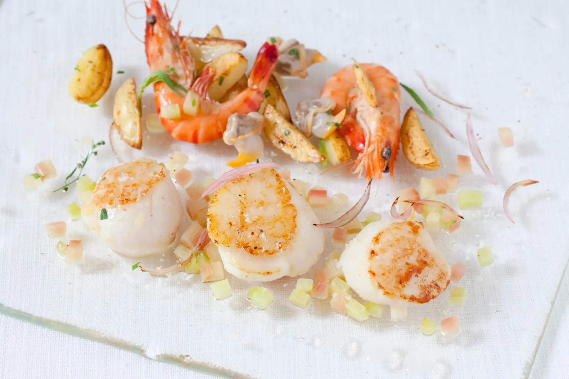 Noix de Saint-Jacques rôties, rhubarbe et citron, crevettes et coques, pommes de terre sautées à l’estragon et échalotes