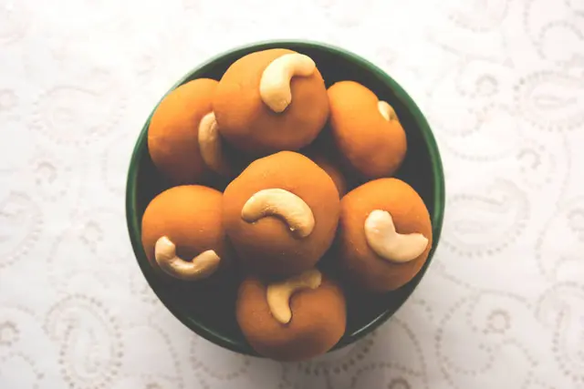 Rava Ladoo ou semoule labbé avec noix de cajou