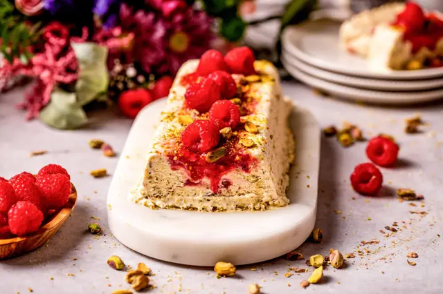 Dessert glacé italien aux framboises et pistaches (semifreddo)