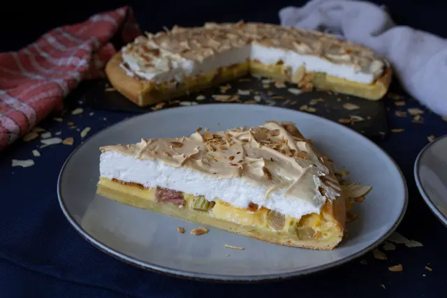 Tarte à la rhubarbe aux amandes grillées