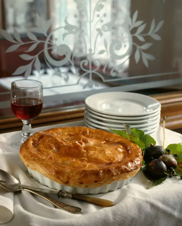 Tourte de perdreaux aux scorsonères et figues