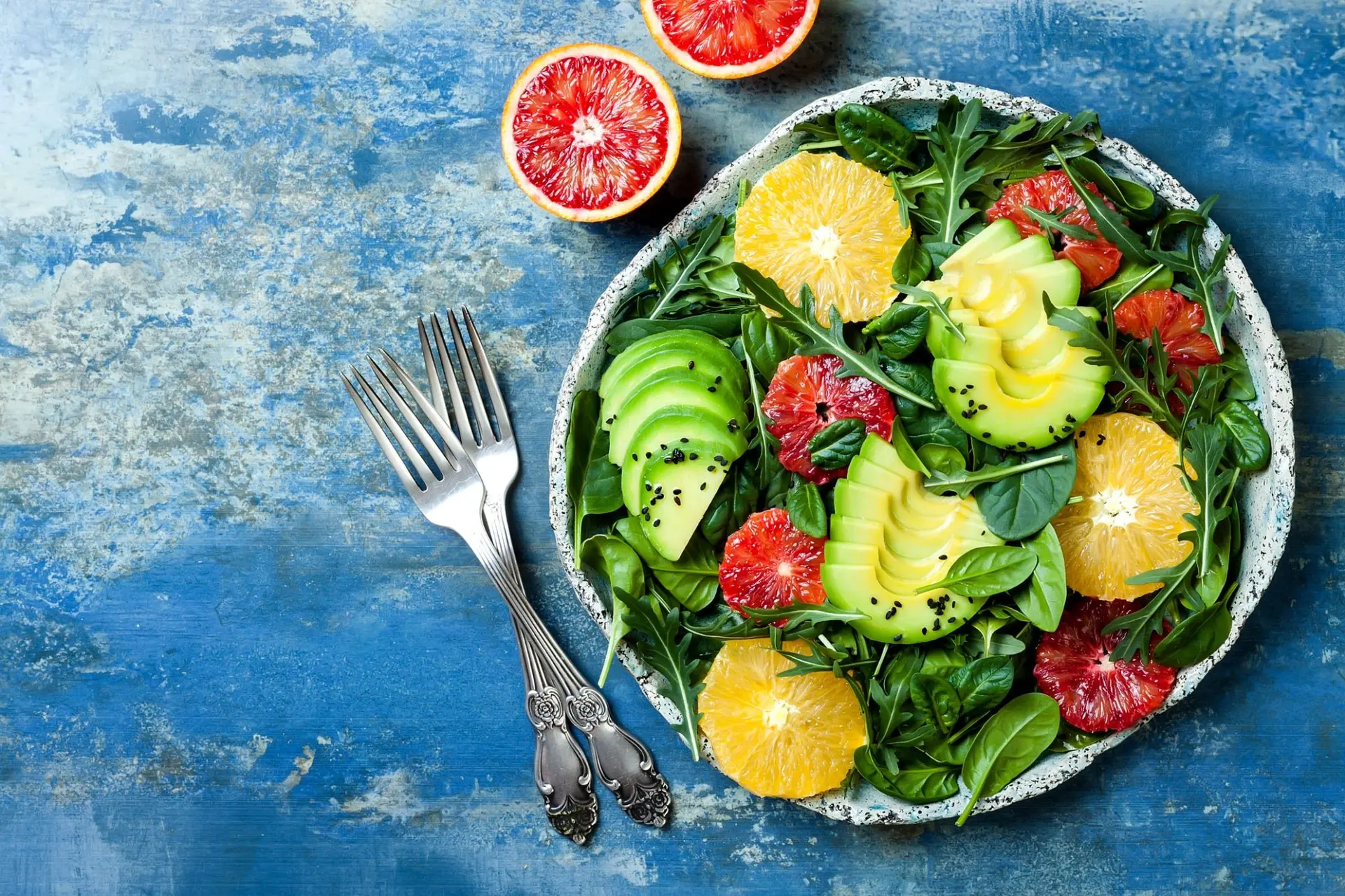 Salade d’agrumes avec légumes verts et orange sanguine
