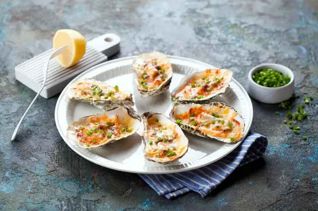 Huîtres Rockefeller cuites avec du fromage