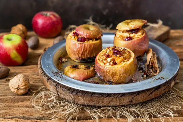 Pommes au four farcies aux noix et canneberges
