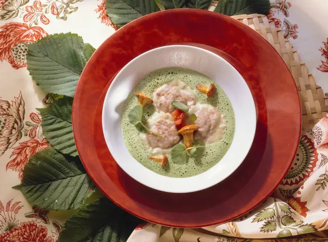 Mousse de cresson aux raviolis de chanterelles