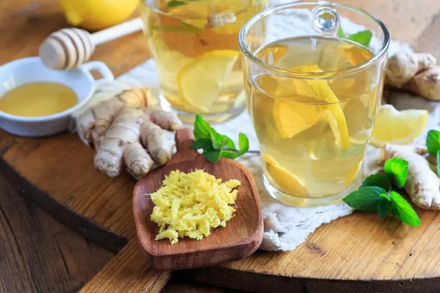 Thé au gingembre avec menthe et citron