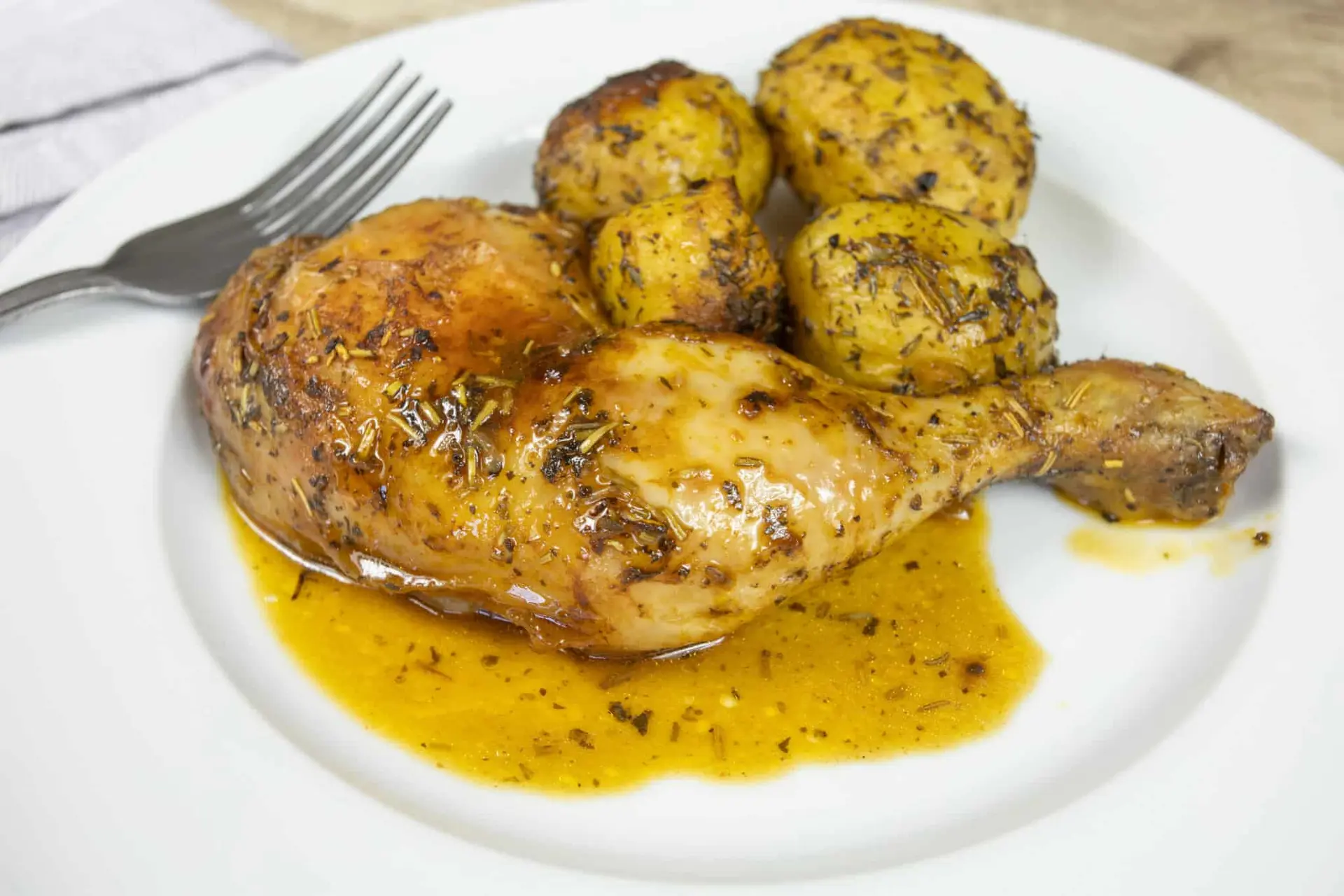 Recette de cuisses de poulet rôties et pommes de terre aux herbes