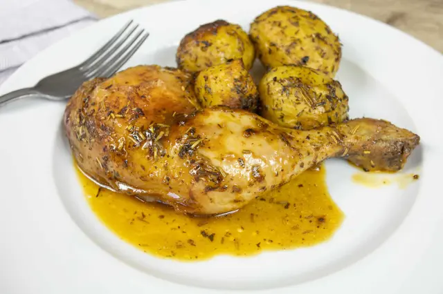 Recette de cuisses de poulet rôties et pommes de terre aux herbes