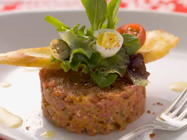 Tartare de bœuf aux sardines et aux œufs de caille