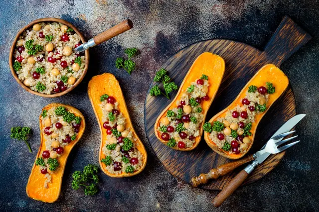Butternut farcie aux pois chiches, canneberges et quinoa à la noix de muscade