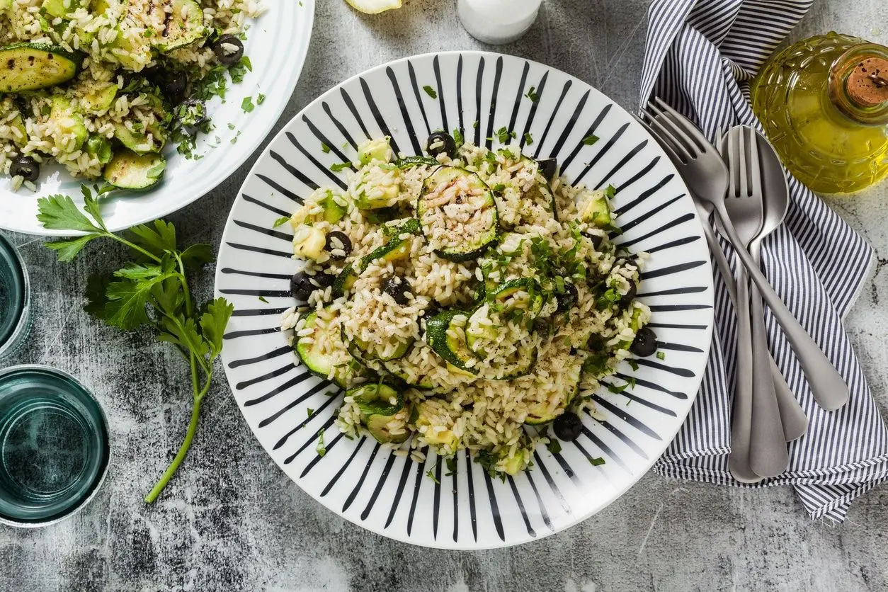Salade de riz végétalienne aux courgettes et avocats