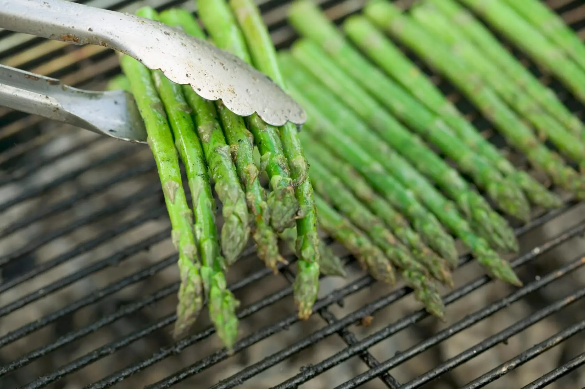 Asperges vertes grillées au barbecue
