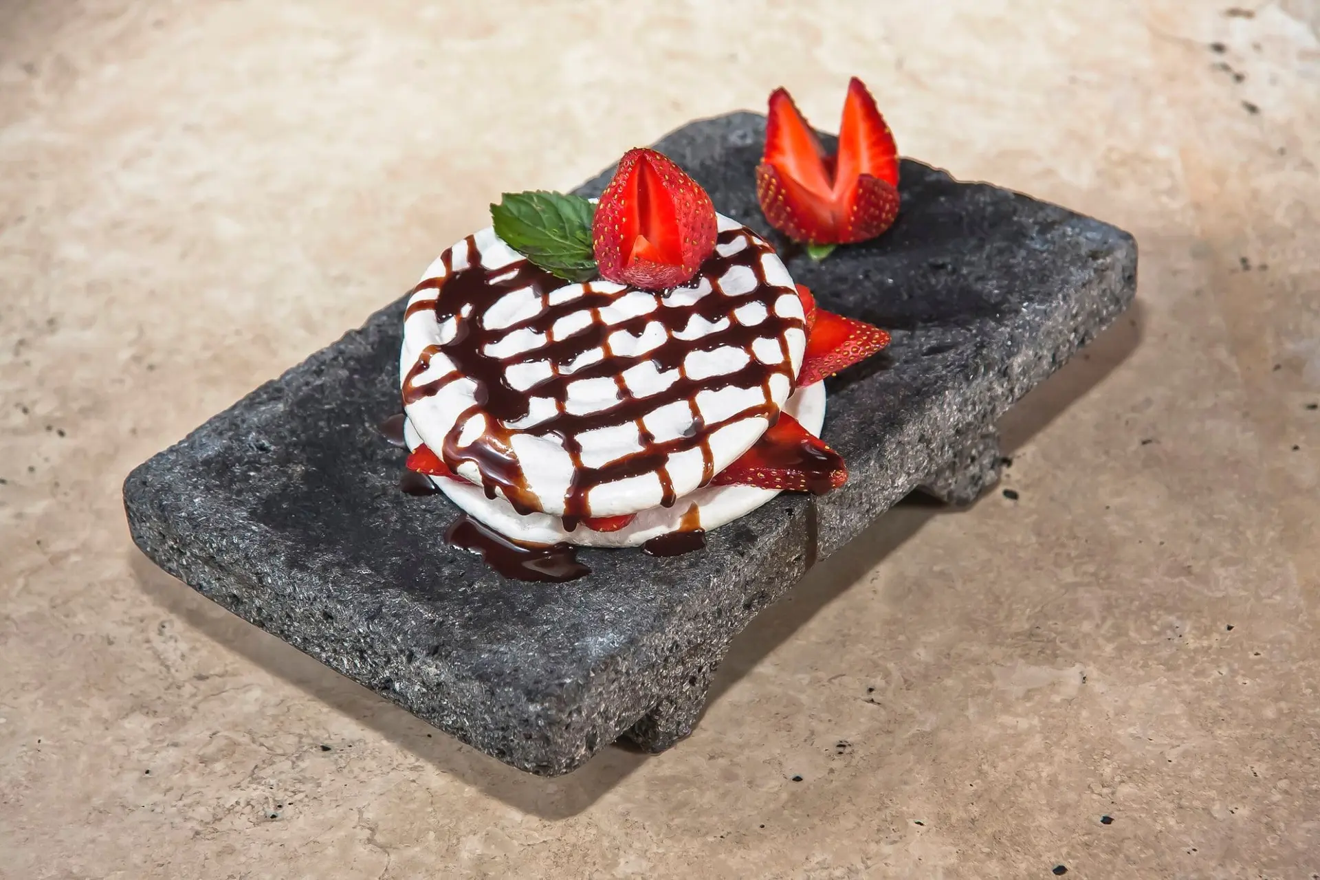 Dessert meringué aux fraises et sirop de chocolat