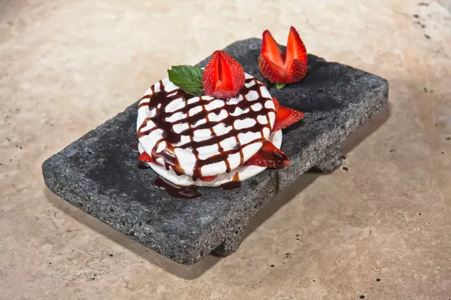 Dessert meringué aux fraises et sirop de chocolat