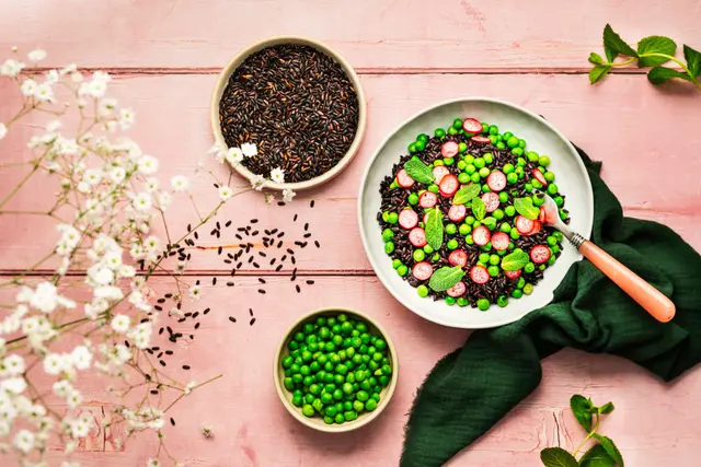 Salade de riz noir, petits pois, radis et menthe fraîche